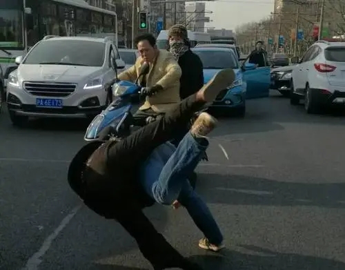 深度还原当代年轻人啃老,当代年轻人啃老现状