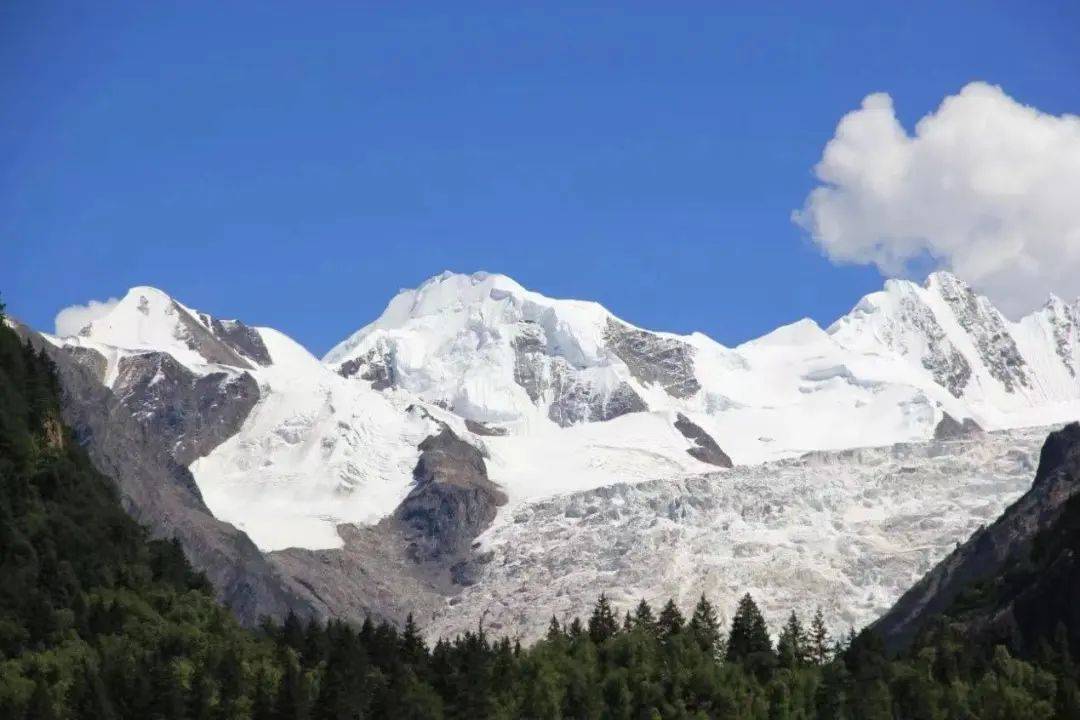 雪山下的梦幻球场爆红网络！*藏西**的这个小城，值得被所有人看到