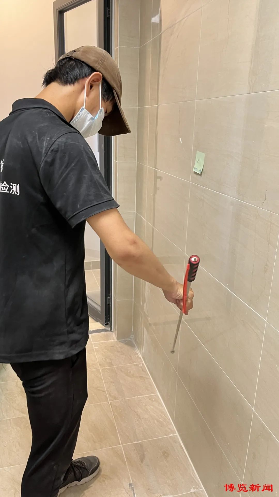 淄博日报携手德诺走进恒大林溪郡：厨房、卫生间瓷砖空鼓严重