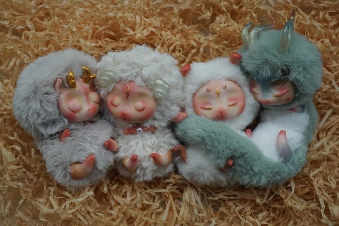 他们靠幻想挣钱，有人排一年队等它，有人花好几万抢拍