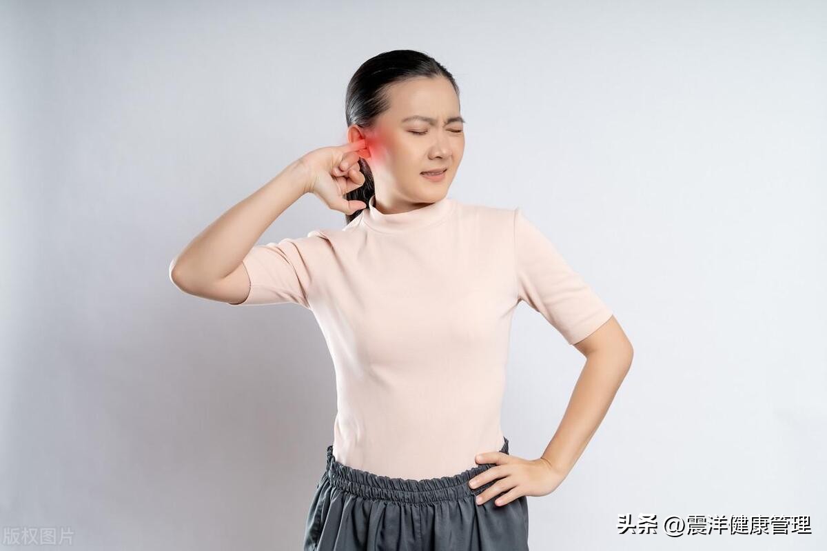 耳朵里太痒了掏出来臭臭的东西,耳朵老是痒天天都要掏怎么回事