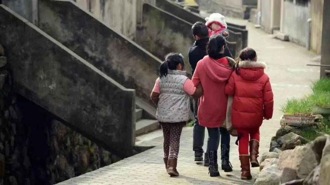 江西夫妻死亡留下8个小孩后续,江西生8孩身亡夫妻家庭照曝光