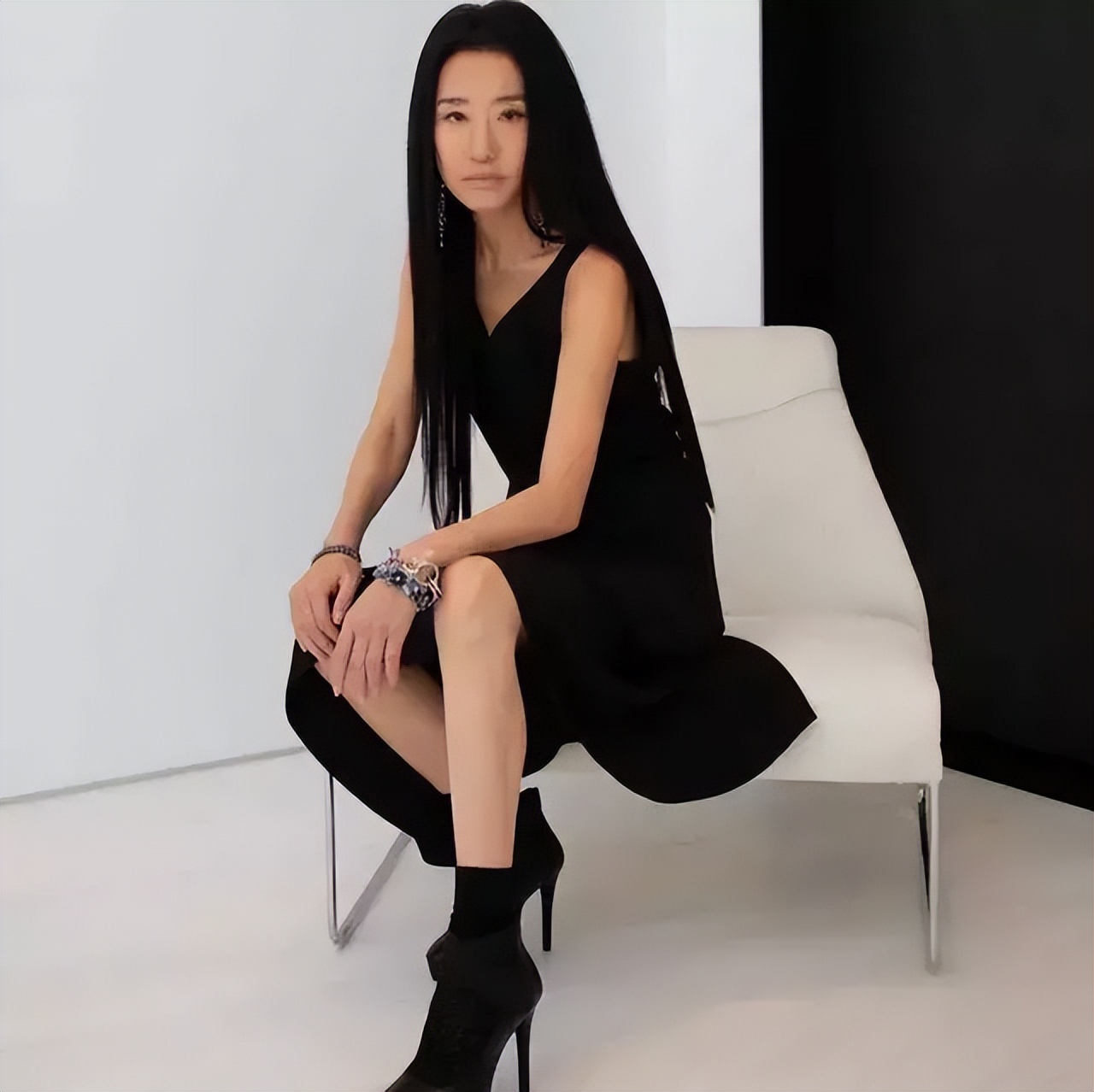 “时尚魔女”王薇薇：63岁离婚，与27岁小鲜肉热恋，她活成了女王