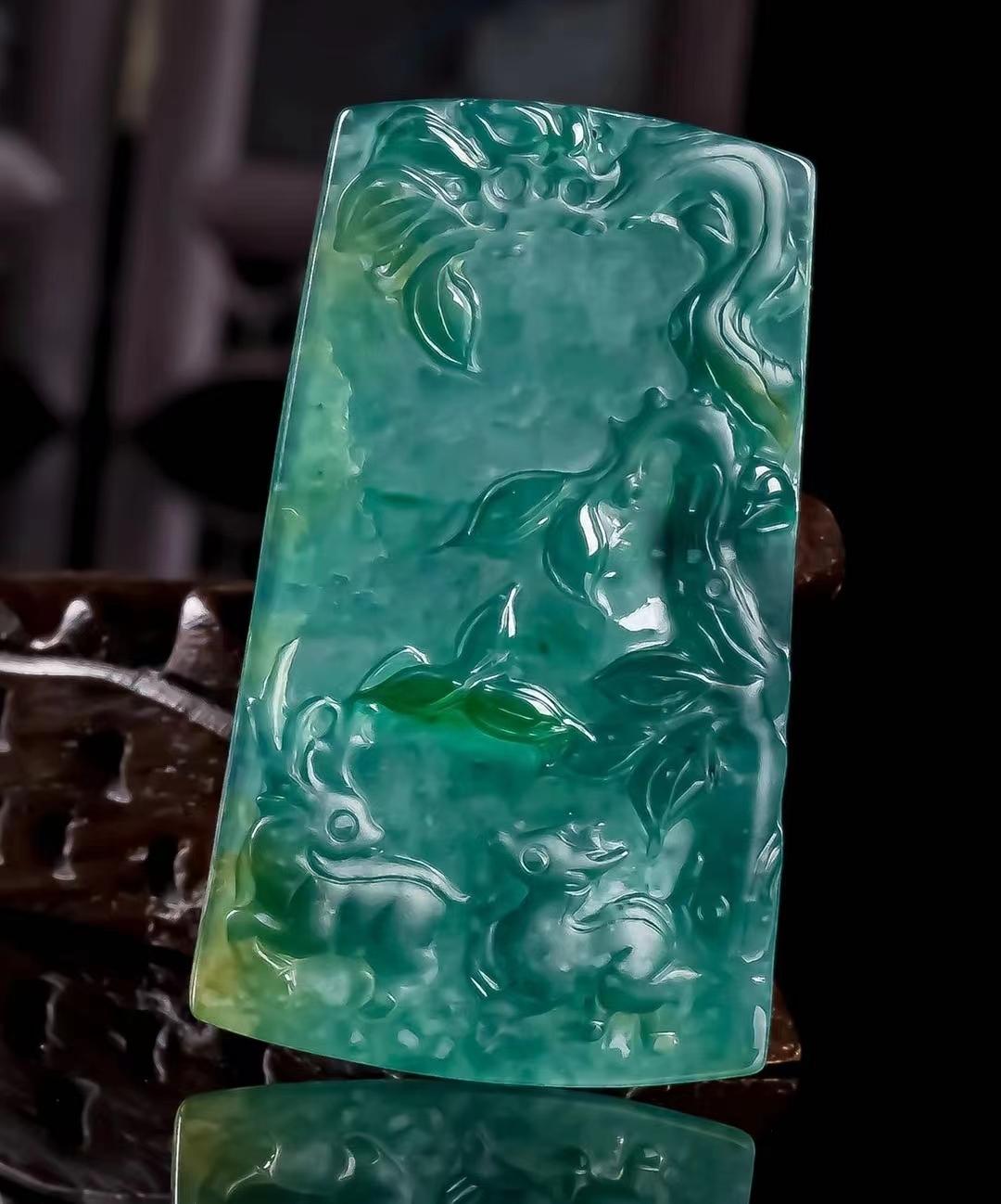 直播里买的翡翠吊坠能戴吗,有荧光的翡翠佩戴对身体有危害吗