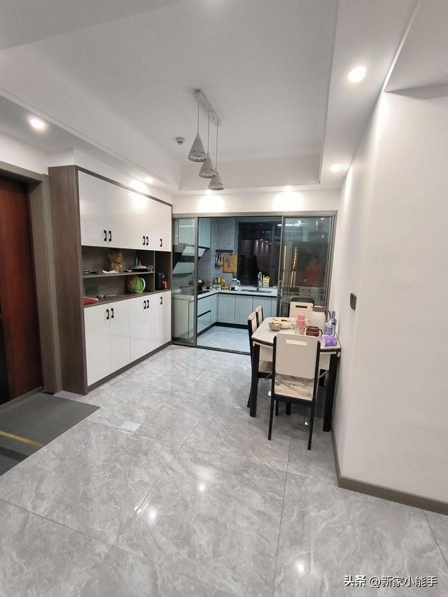 新房极简灰瓷砖搭配案例,深灰色瓷砖上墙轻奢风装修