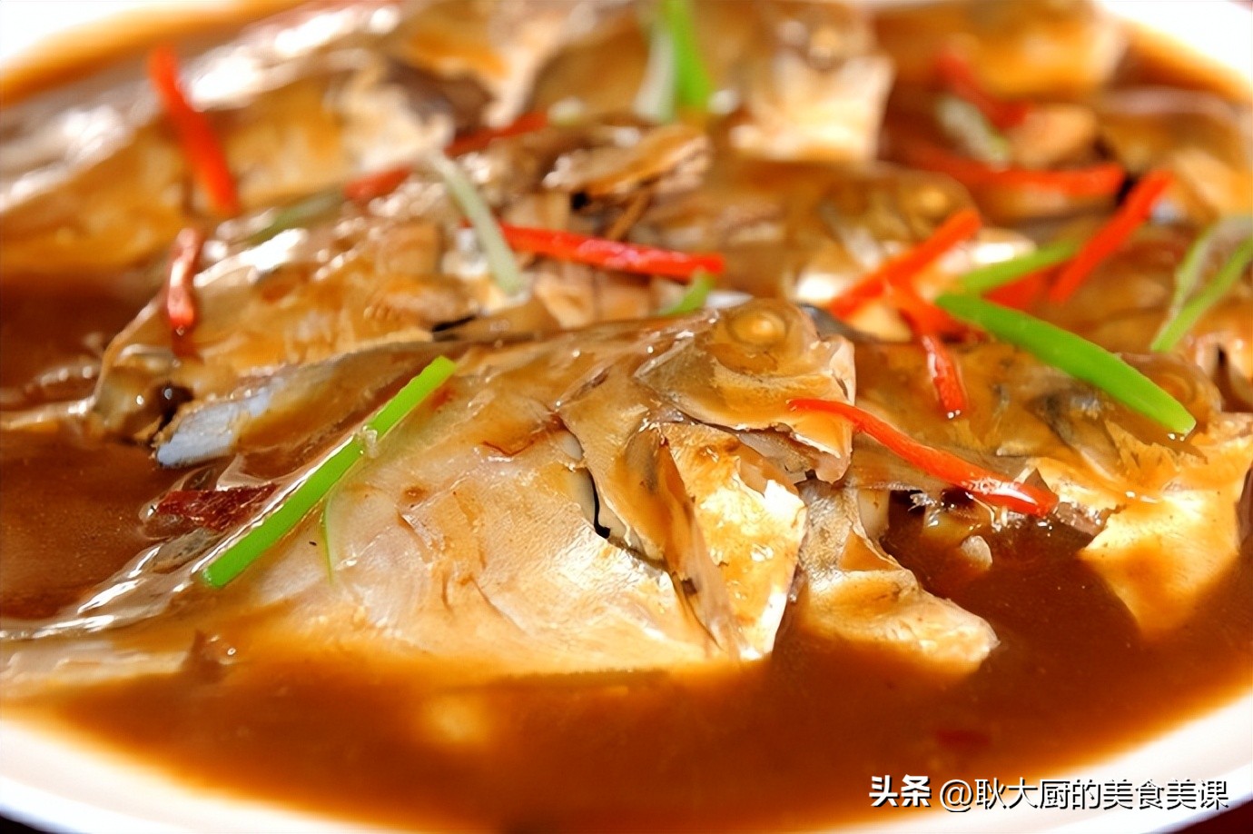 红烧小银鲳家常做法,大锅菜红烧银鲳鱼