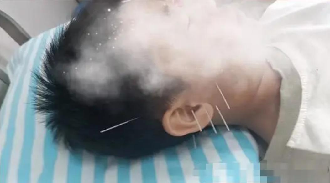 男孩踢球撞大妈被打到住院,小男孩踢球撞到大妈被打