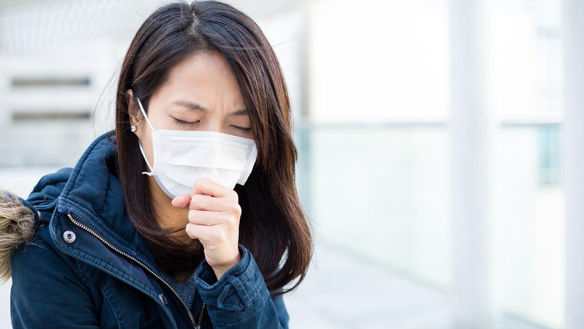 舌舔唇炎，嘴唇红肿疼痛干裂，你得这么治疗，才能避免慢性化