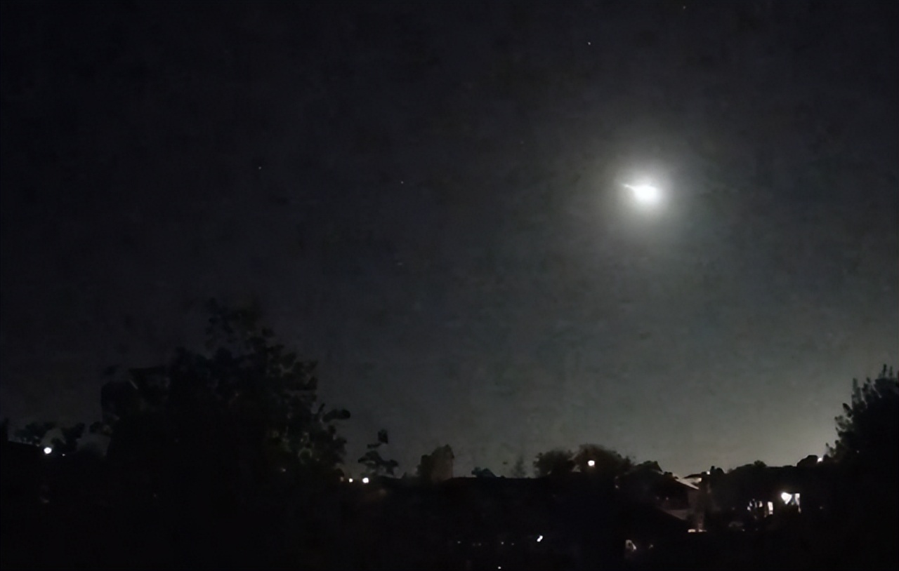 房屋被震动视频,天空巨型火球爆炸视频