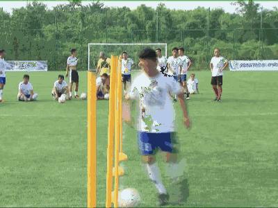 中考足球运球踢准的训练方法,中考体育足球绕杆技巧教学