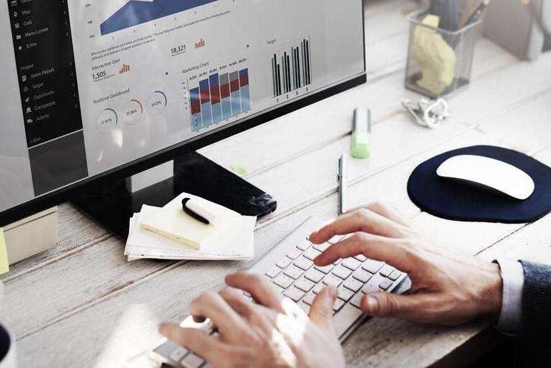 一女老师让体育生充当教学工具，男生脱衣露出身材后，全场沸