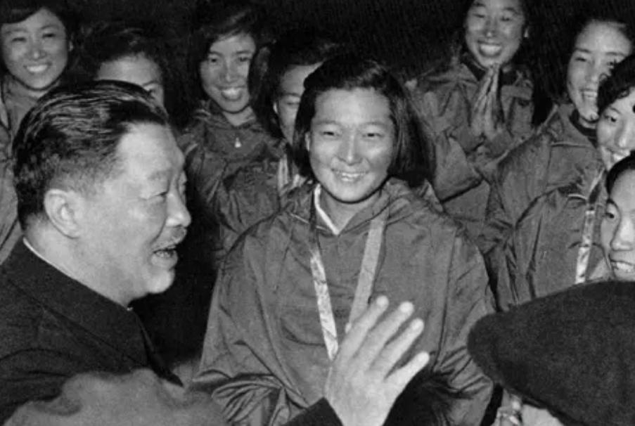 1961年容国团参加世乒赛，贺龙感到很紧张，于是让董必武下去休息