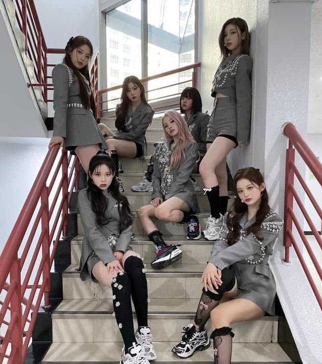 JYP新团出道即受关注，成员雪允因颜值出圈，却被指不尊重粉丝？