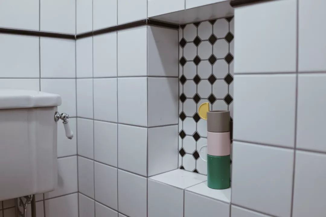 她买下32㎡老旧学区房，为女儿打造小桃园，还有20㎡超舒适大庭院