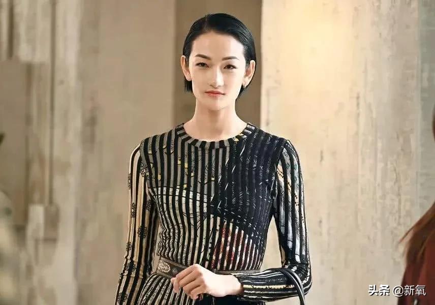 韩素希下颌拐点高,高颧骨韩素希