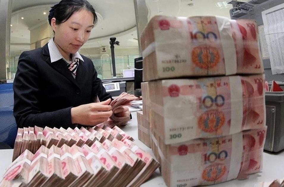 女子在银行存了1500万两年后取出,女子5万存银行10年后取出100万