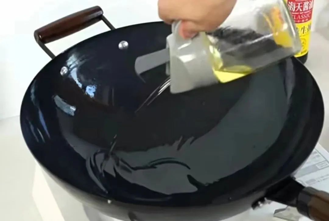 新买的铁锅怎么做以后才会不粘锅,刚买的铁锅怎么用才不粘锅