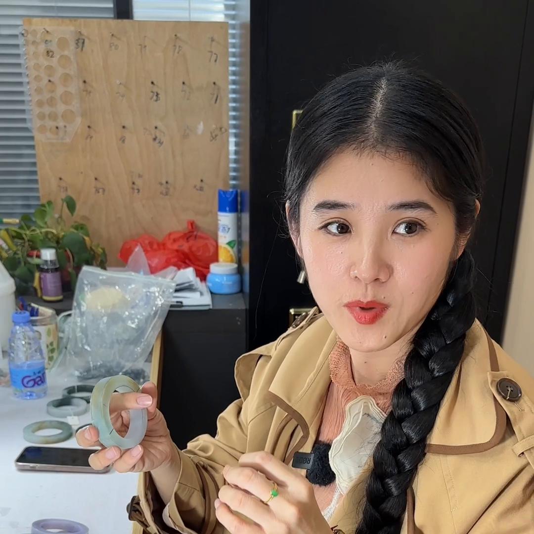 金丝玉手镯在床上无缘无故裂了,金丝玉手镯裂了个纹会断么