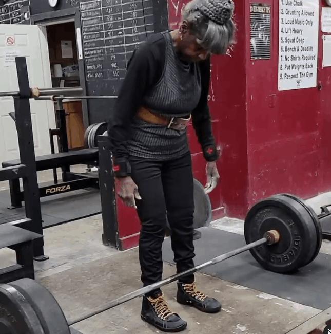 深蹲注意事项及危害,深蹲总是弯腰怎么康复