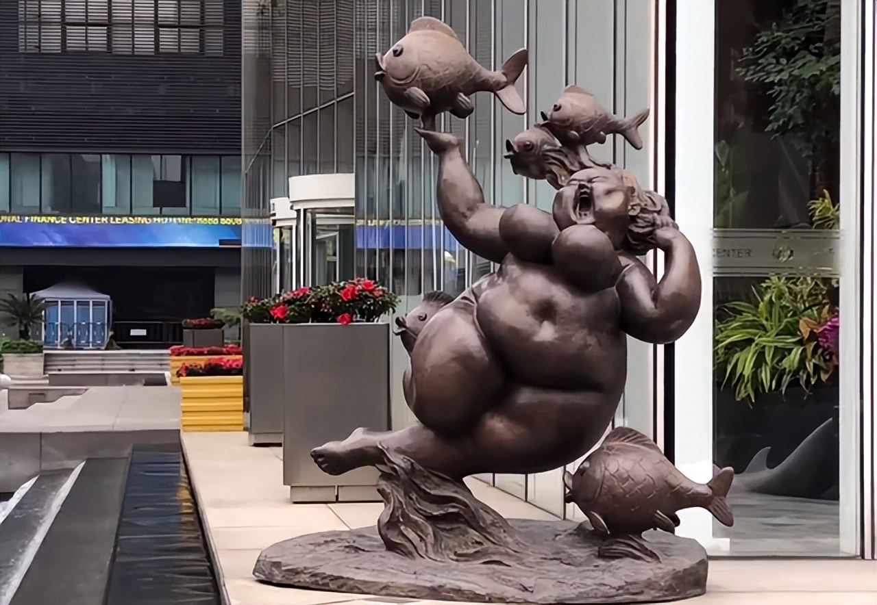 广州闹市这组丰乳肥臀的雕塑多次被投诉，艺术还是糟粕，争议不断