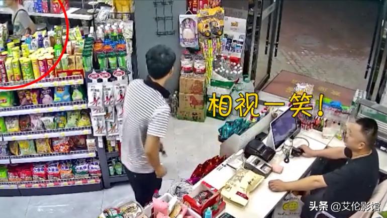 湖北一男子陪媳妇买东西，偷偷暗语买烟，收银员秒懂：男人的默契