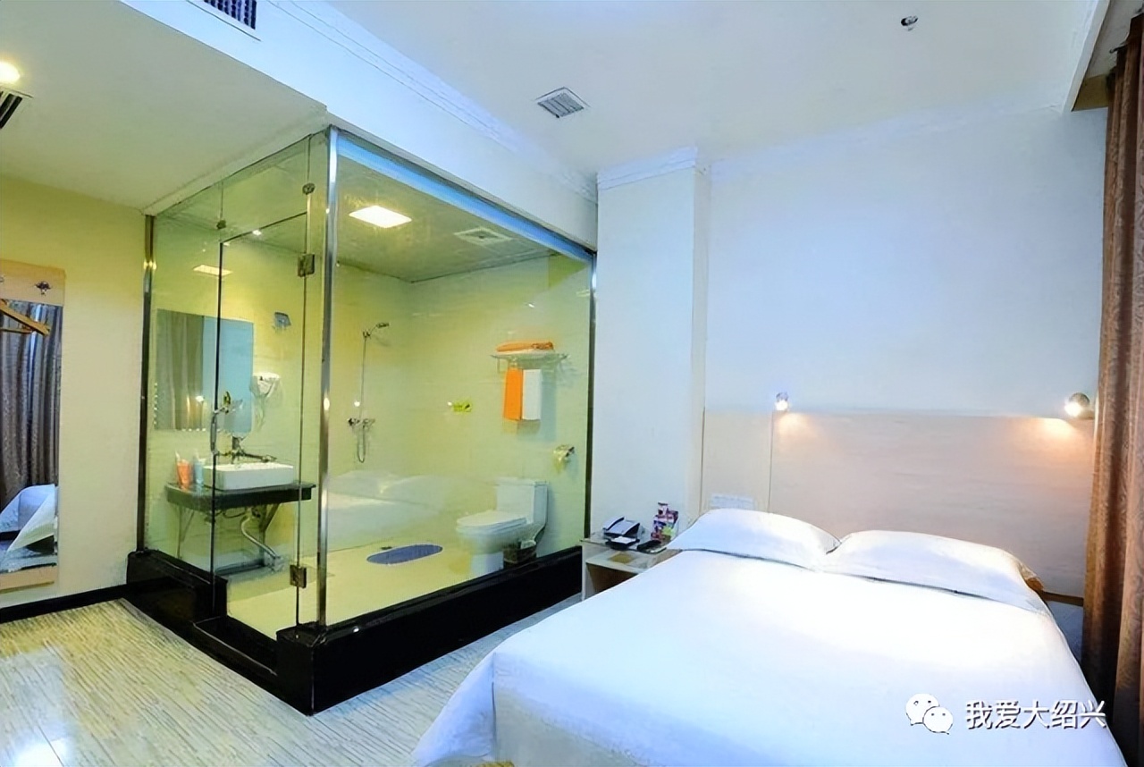 浙江一酒店浴室全透明遭投诉,一洗浴中心女浴疑遭偷拍