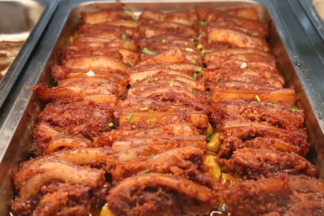 湖北这所大学：5大食堂、高档公寓，吃住条件相当好，出门是地铁