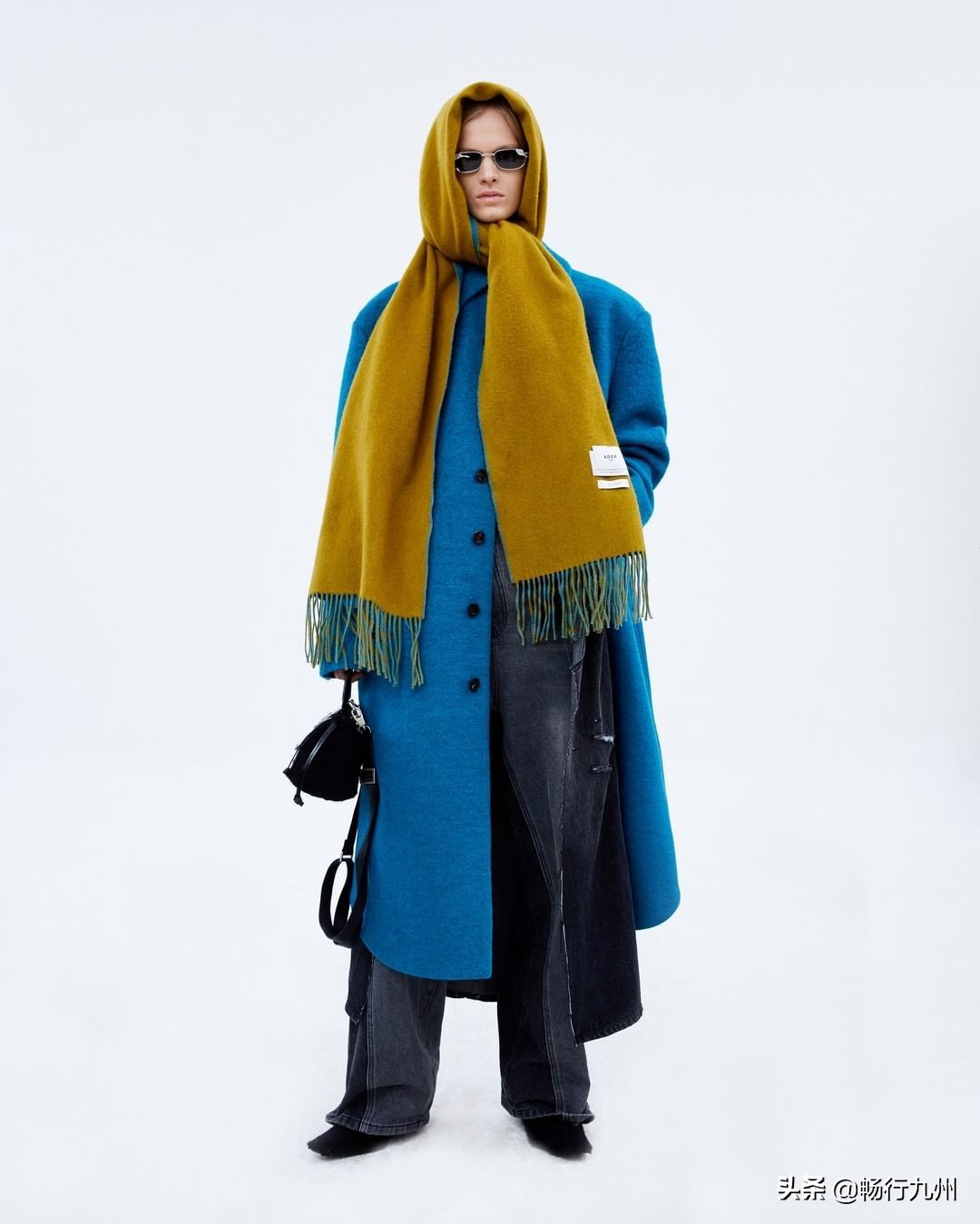 秋冬流行的大牌围巾,必备的三款颜色围巾
