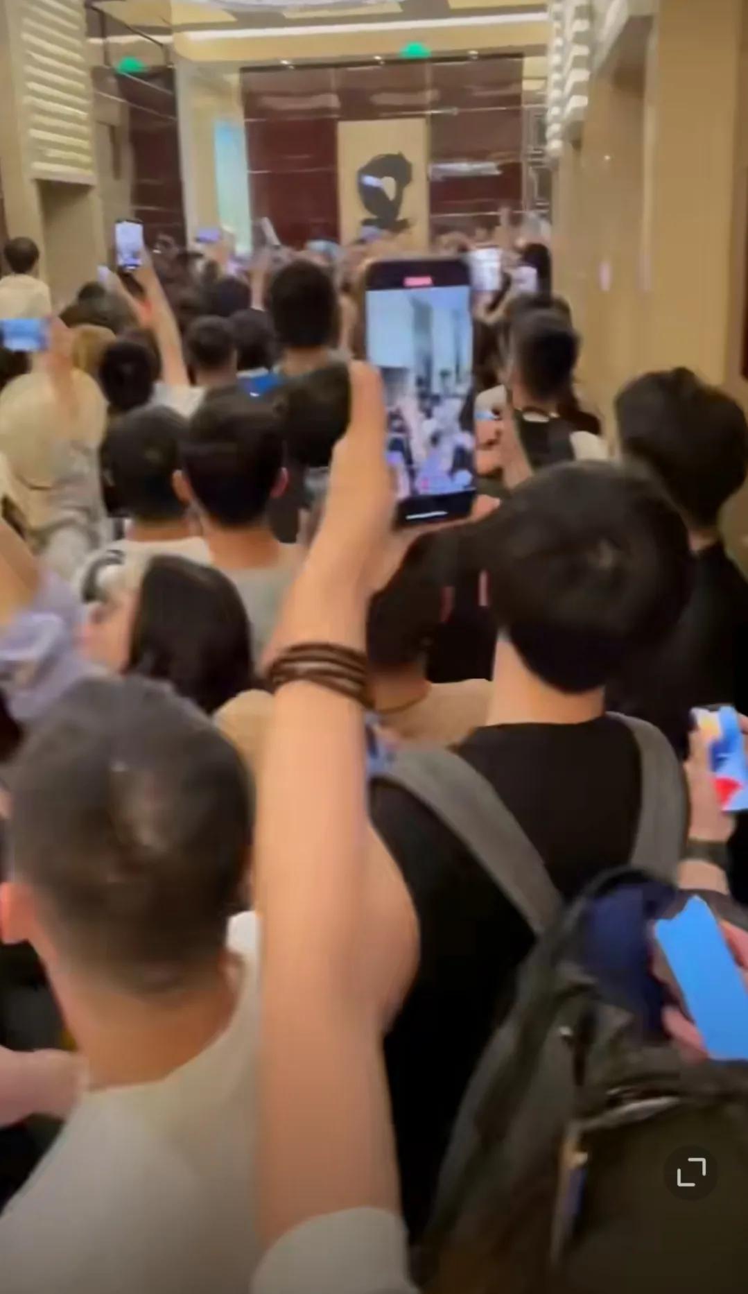 男球迷围堵梅西，女粉丝*取盗**樊振东贴身衣物，没有分寸感不分性别