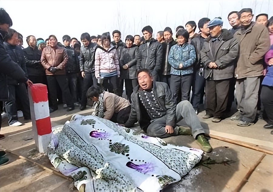 10年邮政局局长驾公车酒后约会女下属,将5名少年撞死,获赔23万