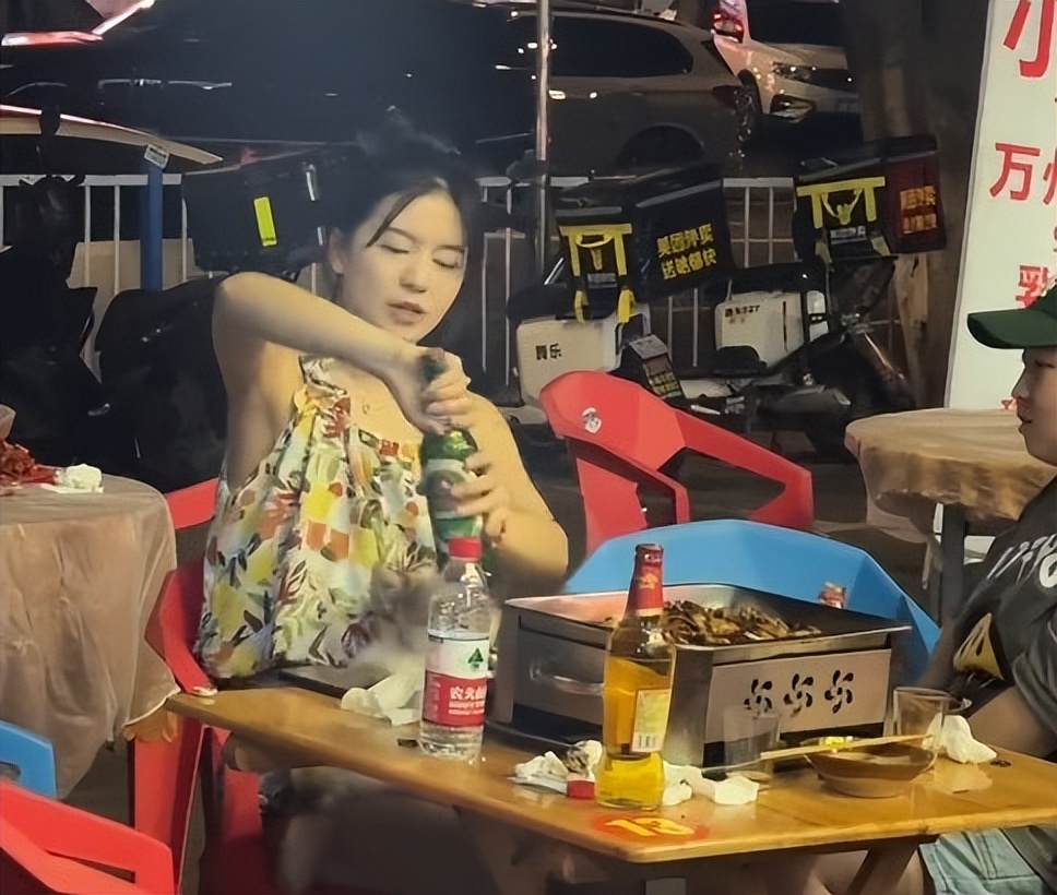 姑娘掰断啤酒瓶,文静女子徒手掰断啤酒瓶