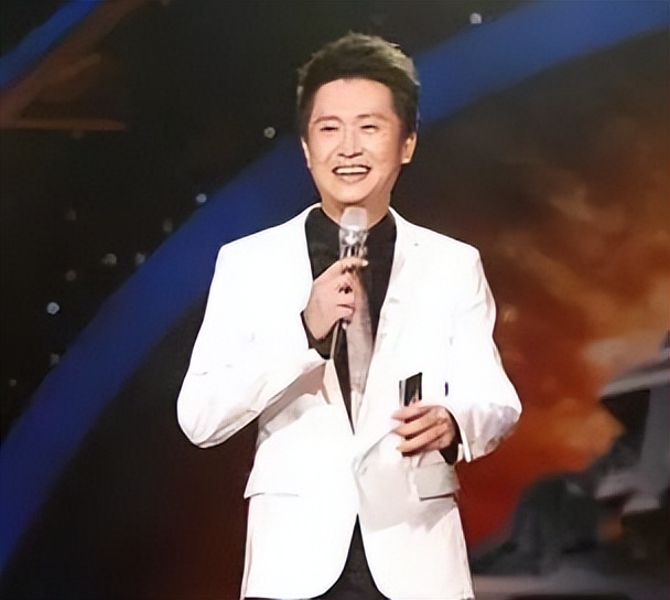 央视主持人杨帆：娶初念女友，如今家庭事业双丰收，他有何魅力？