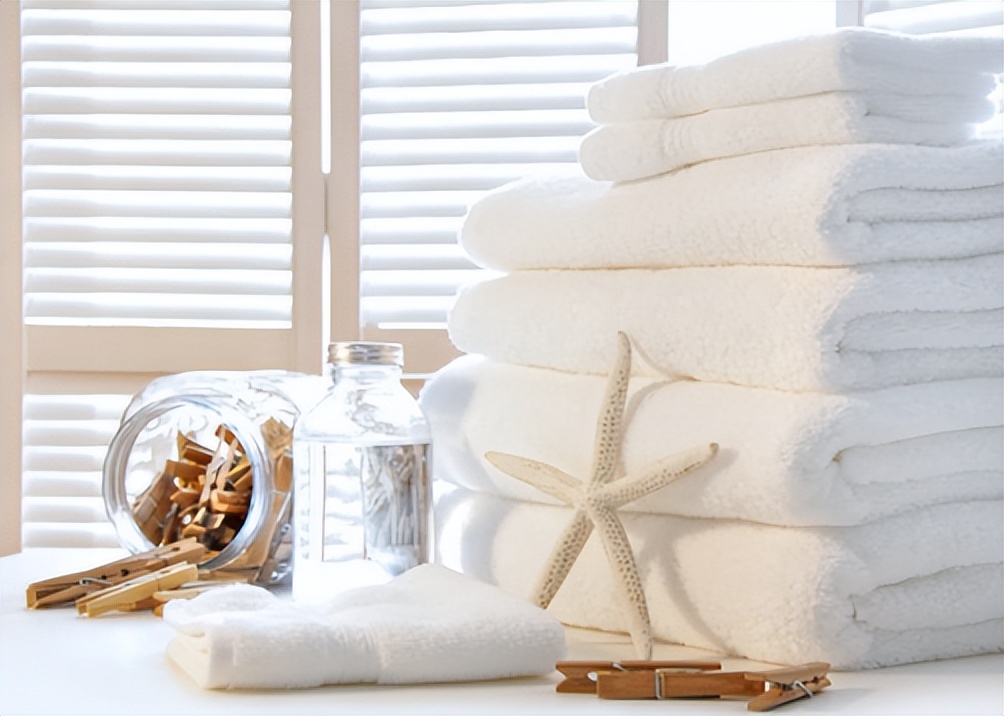 女子体内有蜱虫被医生拿镊子拔出,女子身上长虫医生拿镊子治疗