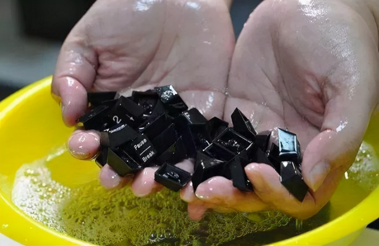 电脑键盘清理小妙招,如何把电脑键盘里的脏东西弄干净