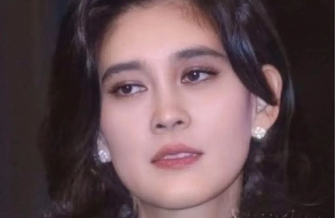 关之琳将拍卖私藏珠宝做慈善,关之琳拍卖51件私人珠宝真假