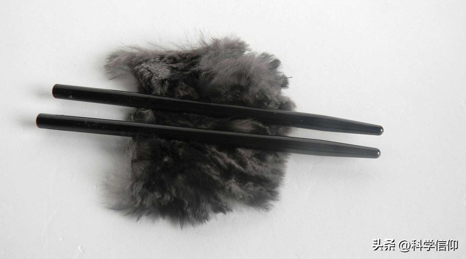 电脑机箱积灰尘可以用风扇吹么,机箱风扇清理灰尘电脑打不开了