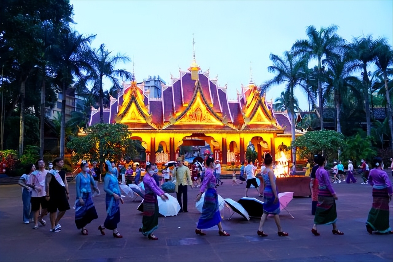 云南西双版纳曼听公园有泰国韵味,西双版纳曼听傣族村寨风景