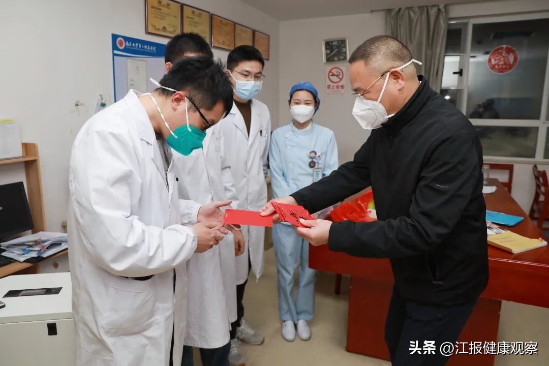 南昌大学二附用坚守为生命守岁