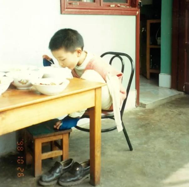 6岁小男孩失去双臂用脚写字,6岁失去双腿19岁单手爬进终点