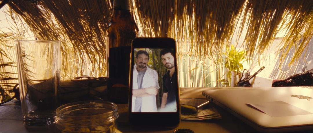 为了拍出这部荒谬的纪录片，他们陪着通缉犯一起逃亡