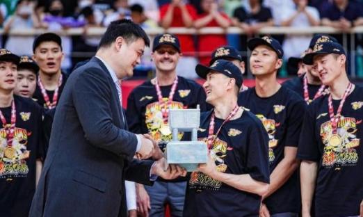 为什么广东队得到那么多球迷支持,广东球迷评价现在广东队