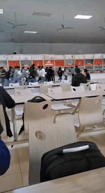 兄弟抢红包是挺快的，就是有点费手机，这屏幕得经常换吧，哈哈哈