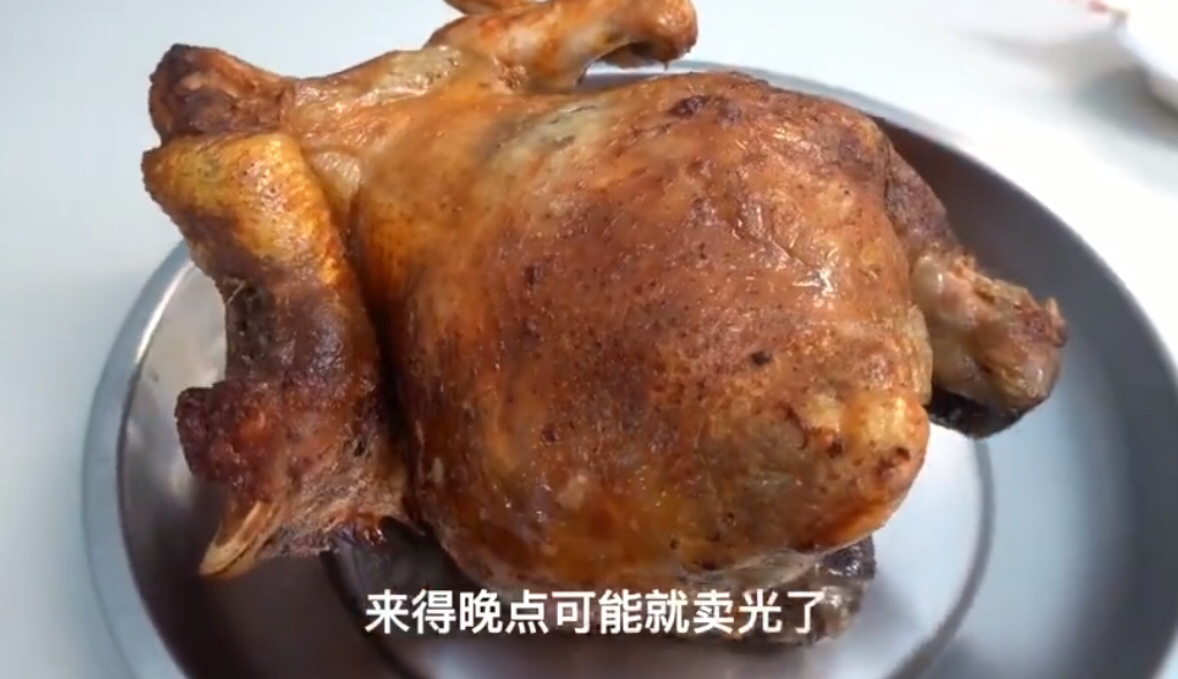 广西小伙卖烤鸡月入十万,大爷路边卖烤鸡