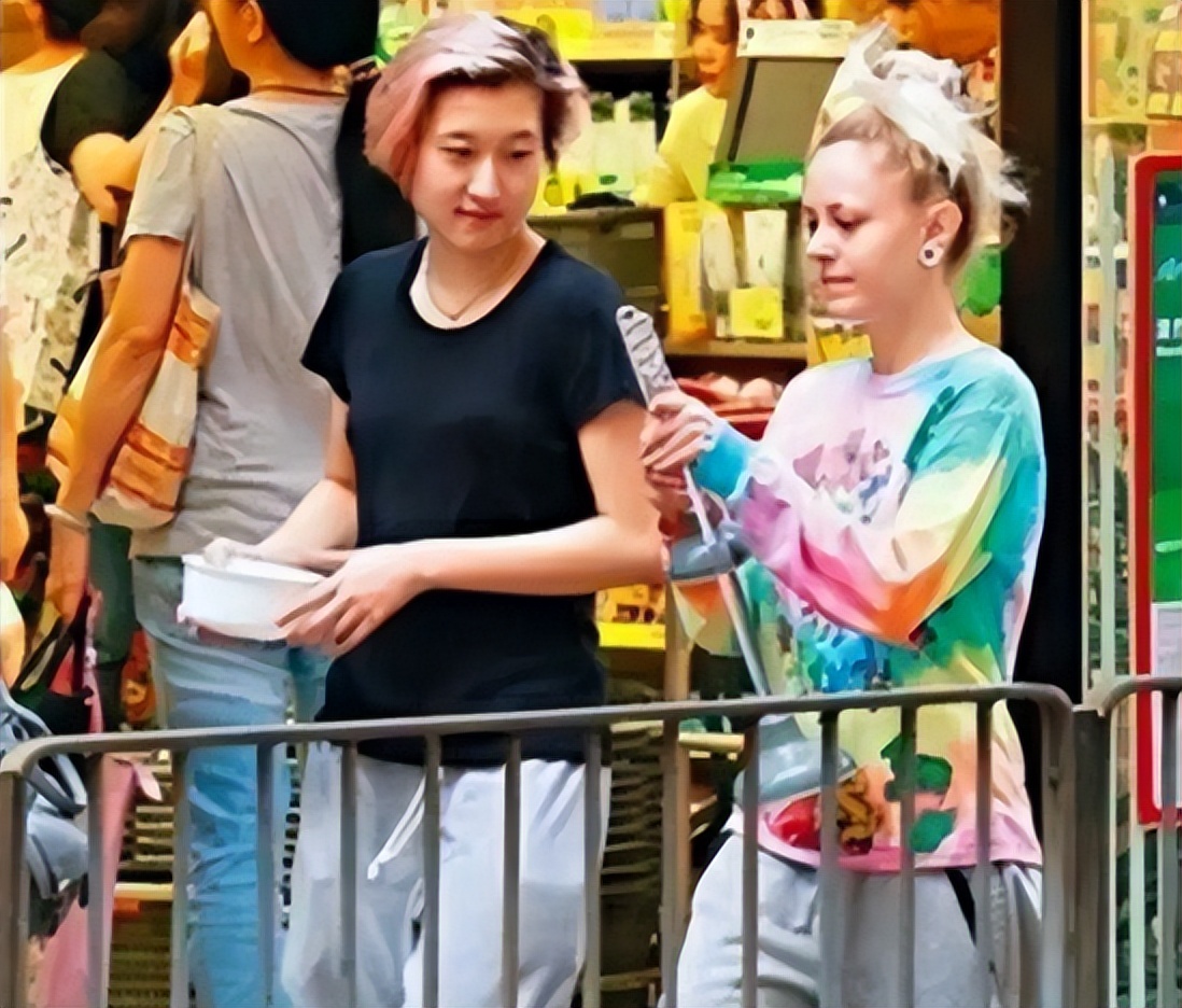 “只生孩子不结婚”的8位女星，看似洒脱淡然，实则吃尽了苦头