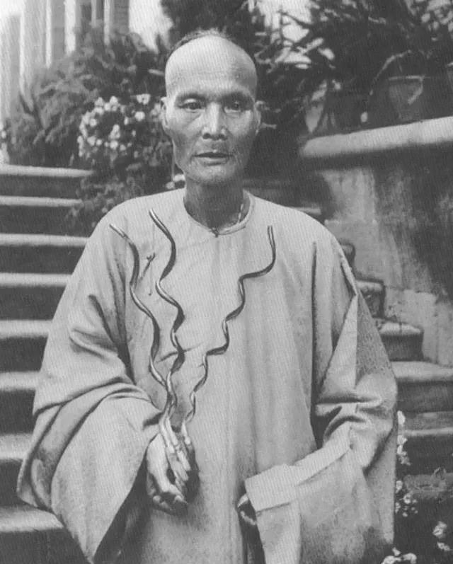 侵华日军残酷*行暴**，女子为活命脱下衣服让日本人拍摄，*辱侮**至死2