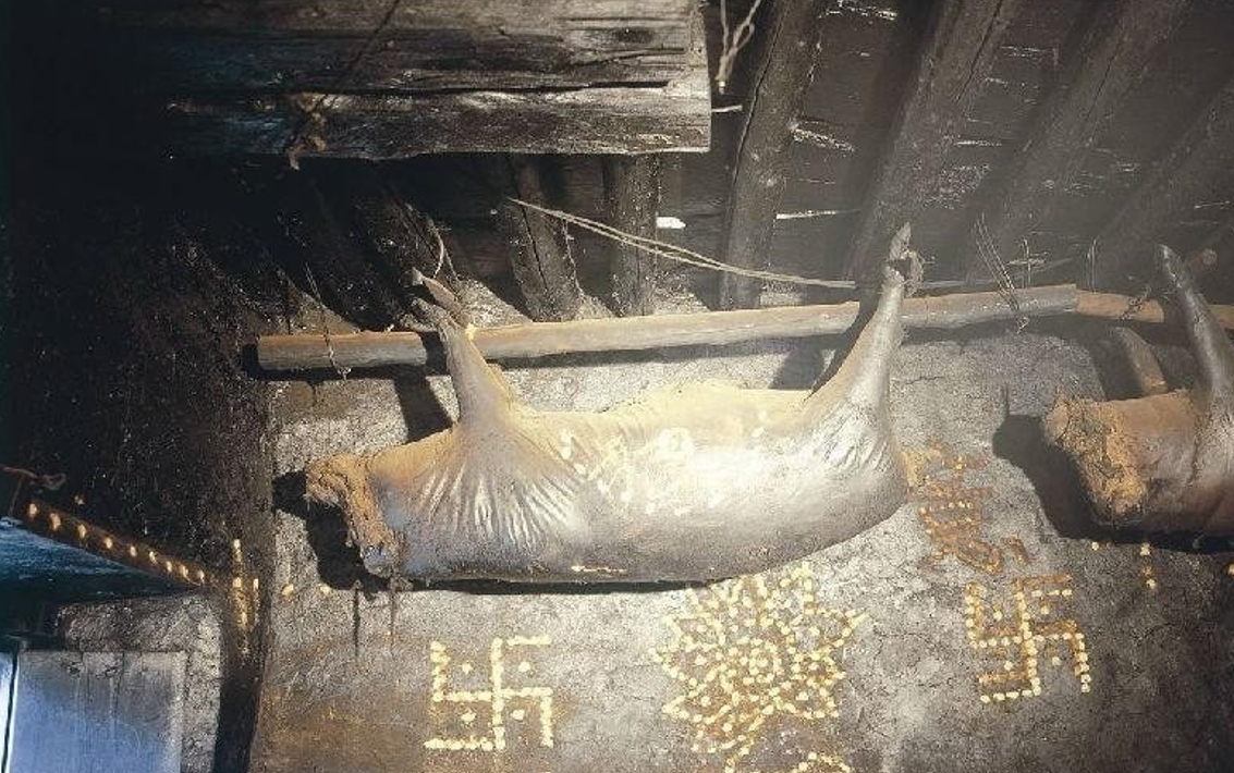 用来招待贵宾的四川臭猪肉，在房梁上悬挂53年，真的还能吃吗？