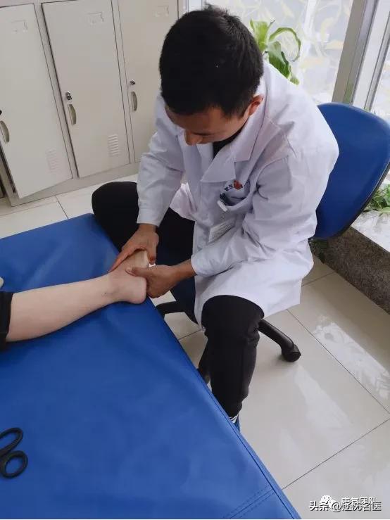 脚踝韧带损伤是静养还是康复训练,脚踝扭伤有点严重怎么处理好得快