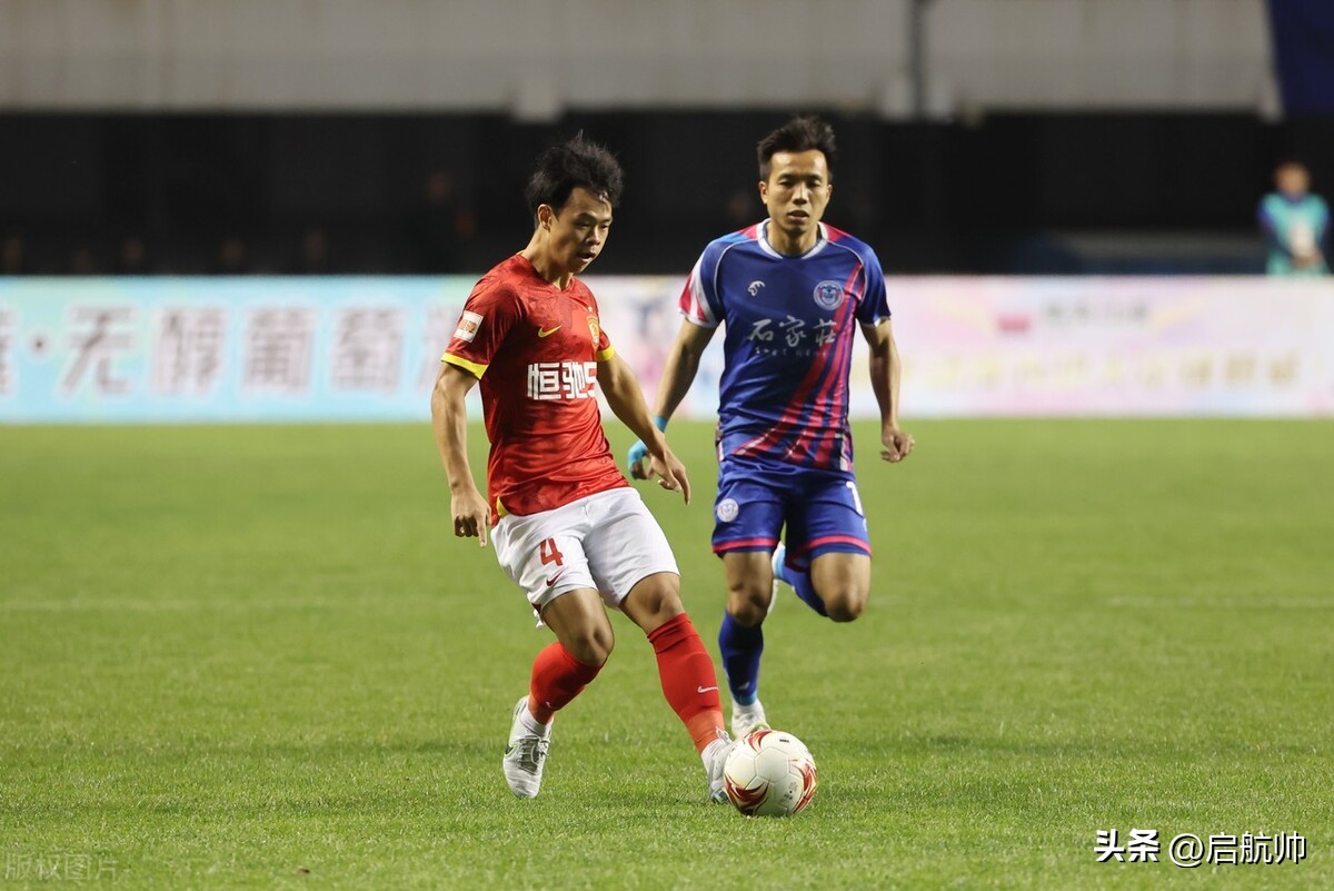 李玮锋霸气防守,足球报谈广州队面对造谣者怎么办