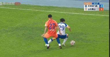 张稀哲轻巧一顺，巴顿脚后跟传球，这就是“小快灵”的精髓