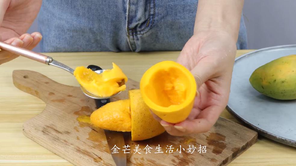 芒果的正确切法不粘手不流汁,不用刀切芒果正确方法